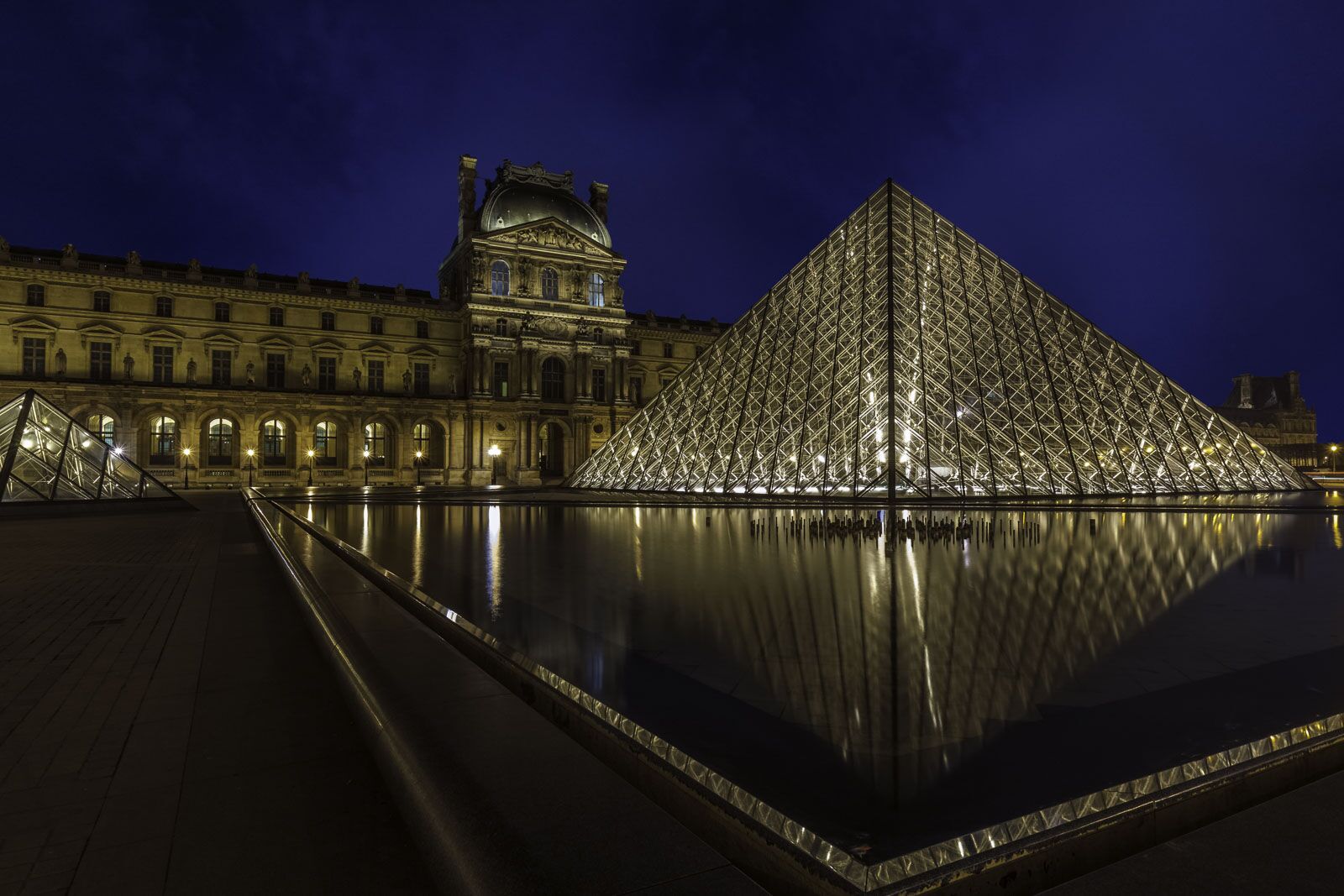 Best things to do in France Visiting the Louvre
