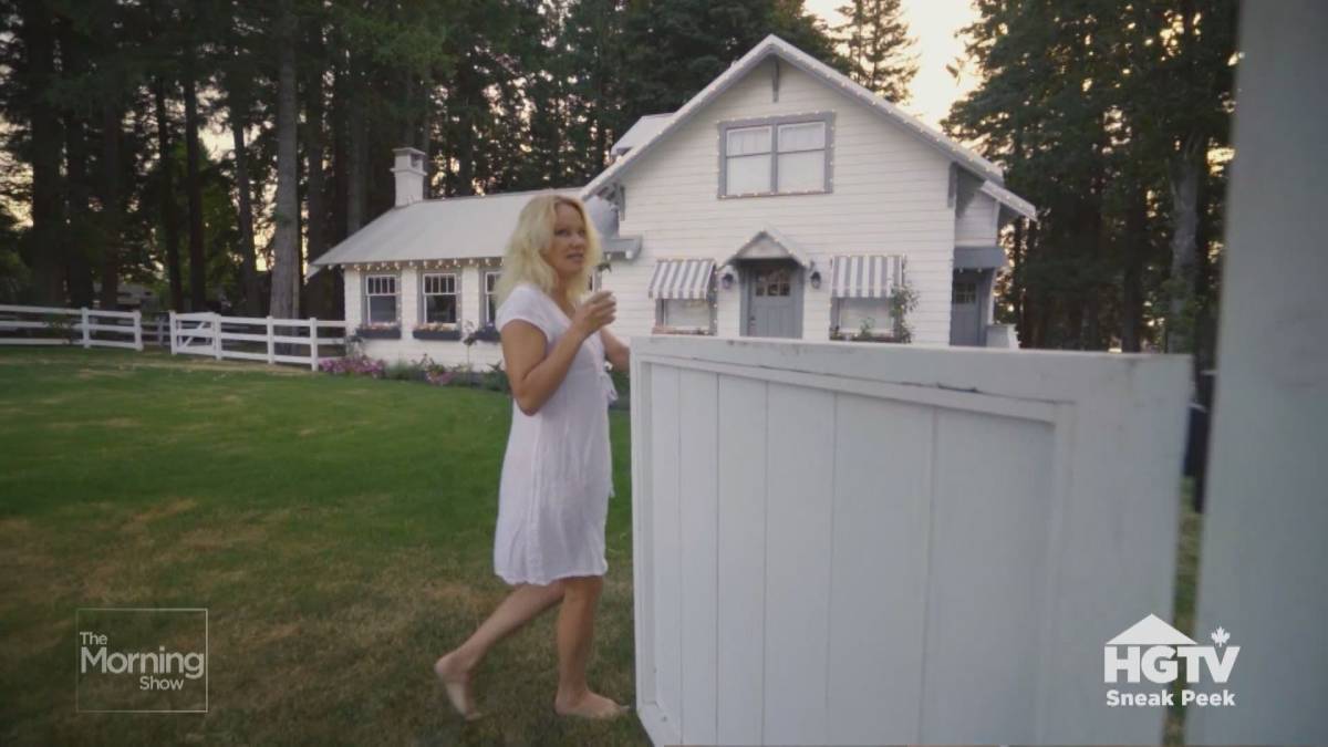 Click to play video: 'Pamela Anderson restores Canadian dream home in new HGTV series'